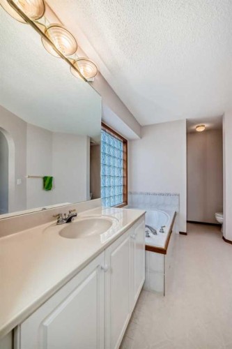 42 Sierra Nevada Green Sw, Calgary, AB - Indoor Photo Showing Bathroom