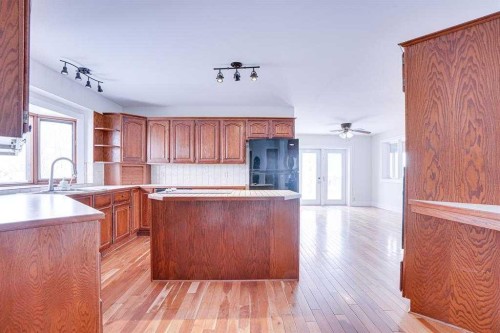 264201 Range Road 12 Sw, Airdrie, AB - Indoor Photo Showing Kitchen