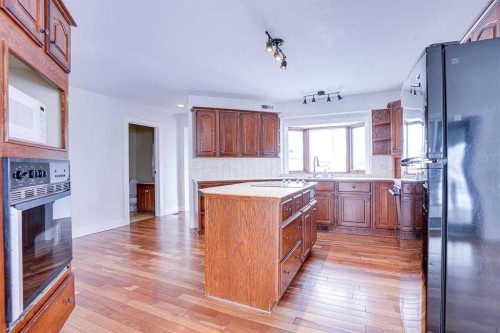 264201 Range Road 12 Sw, Airdrie, AB - Indoor Photo Showing Kitchen