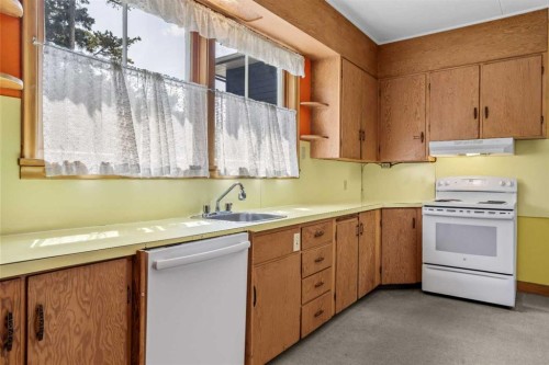 404 Otter Street, Banff, AB - Indoor Photo Showing Kitchen