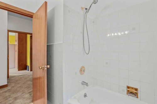 404 Otter Street, Banff, AB - Indoor Photo Showing Bathroom