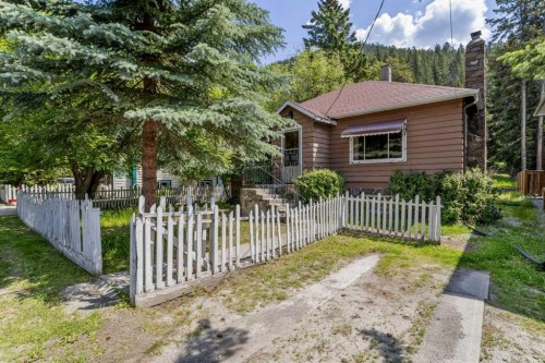 404 Otter Street, Banff, AB - Outdoor
