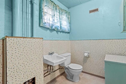404 Otter Street, Banff, AB - Indoor Photo Showing Bathroom