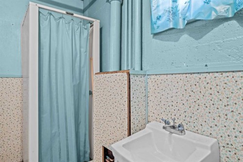 404 Otter Street, Banff, AB - Indoor Photo Showing Bathroom