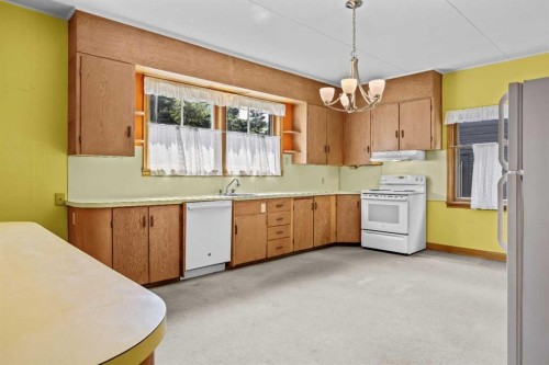 404 Otter Street, Banff, AB - Indoor Photo Showing Kitchen