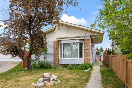 44 Taraglen Place NE Calgary, AB T3L 2N4
