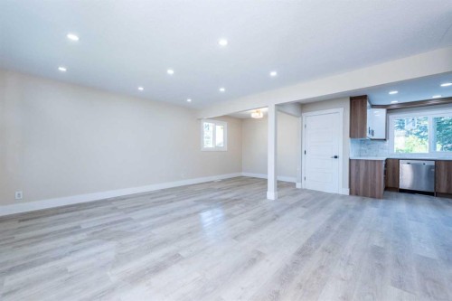 5407 14 Avenue Se, Calgary, AB - Indoor Photo Showing Other Room
