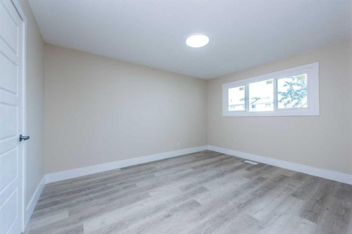 5407 14 Avenue Se, Calgary, AB - Indoor Photo Showing Other Room