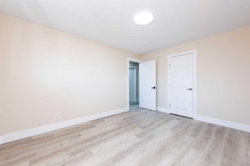 5407 14 Avenue Se, Calgary, AB - Indoor Photo Showing Other Room