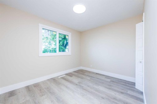 5407 14 Avenue Se, Calgary, AB - Indoor Photo Showing Other Room