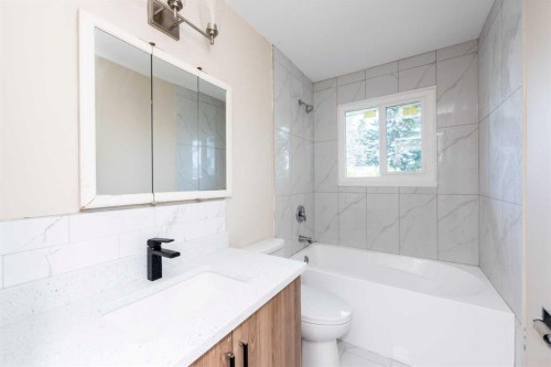 5407 14 Avenue Se, Calgary, AB - Indoor Photo Showing Bathroom
