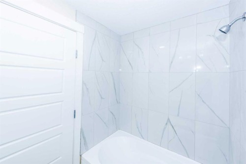 5407 14 Avenue Se, Calgary, AB - Indoor Photo Showing Bathroom