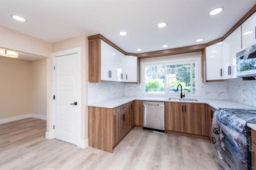 5407 14 Avenue Se, Calgary, AB - Indoor Photo Showing Kitchen