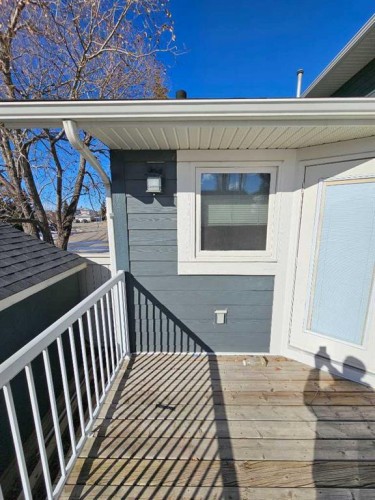 302 Meadowbrook Bay Se, Airdrie, AB - Outdoor With Exterior