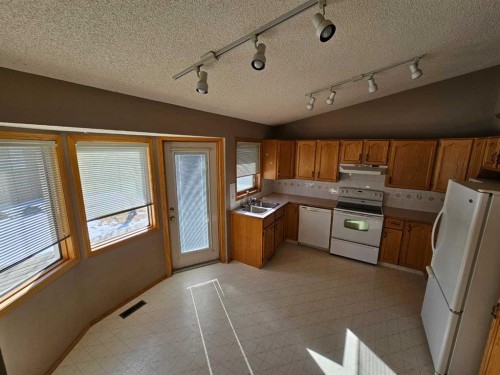 302 Meadowbrook Bay Se, Airdrie, AB - Indoor Photo Showing Kitchen With Double Sink