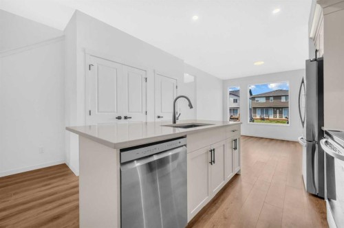 32 Rowmont Common Nw, Calgary, AB - Indoor Photo Showing Kitchen