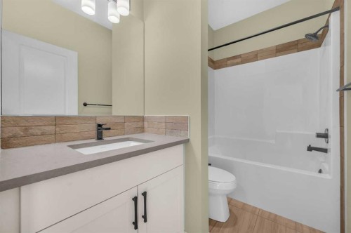 32 Rowmont Common Nw, Calgary, AB - Indoor Photo Showing Bathroom