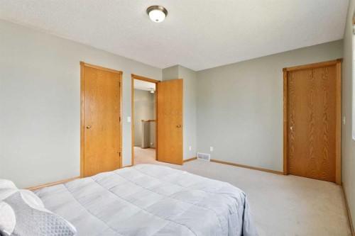7 Covewood Park Ne, Calgary, AB - Indoor Photo Showing Bedroom