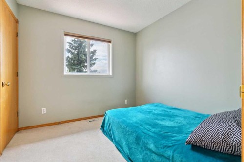 7 Covewood Park Ne, Calgary, AB - Indoor Photo Showing Bedroom