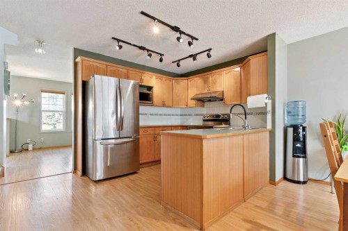 7 Covewood Park Ne, Calgary, AB - Indoor Photo Showing Kitchen