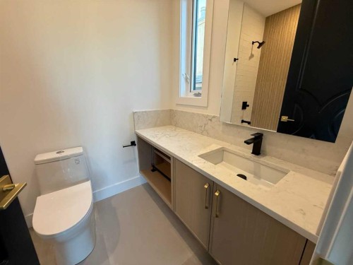 1910 Broadview Road Nw, Calgary, AB - Indoor Photo Showing Bathroom