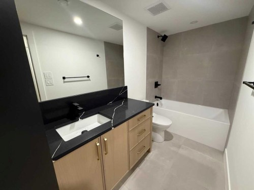 1910 Broadview Road Nw, Calgary, AB - Indoor Photo Showing Bathroom