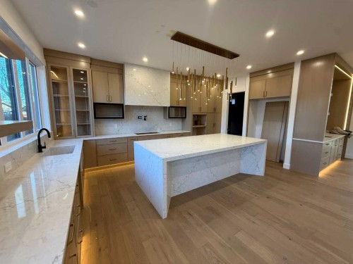 1910 Broadview Road Nw, Calgary, AB - Indoor Photo Showing Kitchen