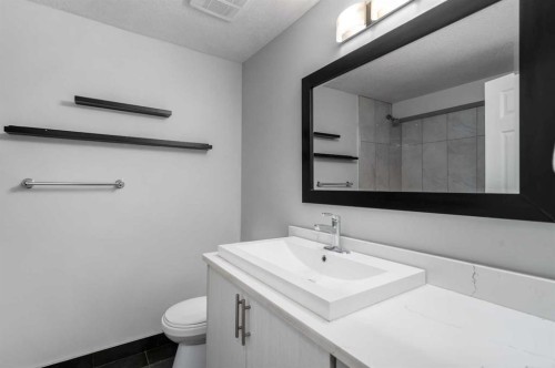 5-2815 17 Street Sw, Calgary, AB - Indoor Photo Showing Bathroom