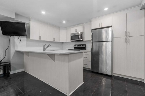 5-2815 17 Street Sw, Calgary, AB - Indoor Photo Showing Kitchen