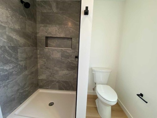 4 Williams Avenue, Olds, AB - Indoor Photo Showing Bathroom