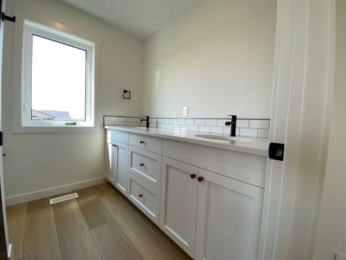 4 Williams Avenue, Olds, AB - Indoor Photo Showing Bathroom