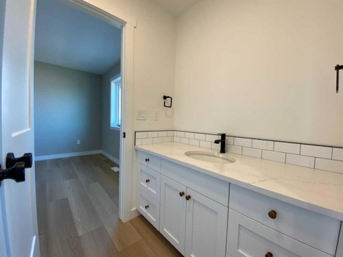 4 Williams Avenue, Olds, AB - Indoor Photo Showing Bathroom