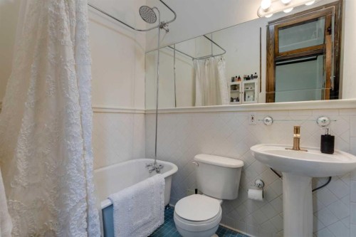 1-804 18 Avenue Sw, Calgary, AB - Indoor Photo Showing Bathroom