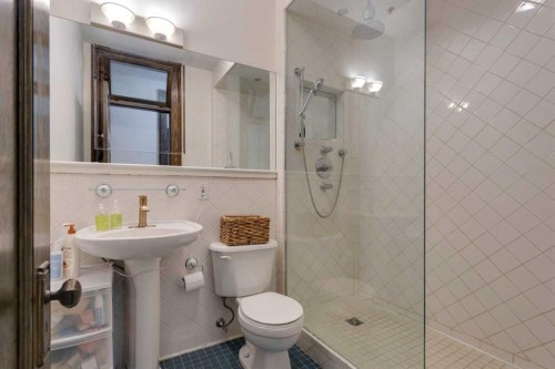 1-804 18 Avenue Sw, Calgary, AB - Indoor Photo Showing Bathroom