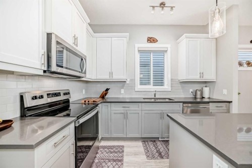 284 Lucas Avenue Nw, Calgary, AB - Indoor Photo Showing Kitchen With Stainless Steel Kitchen With Double Sink With Upgraded Kitchen
