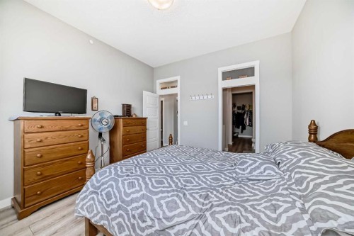 284 Lucas Avenue Nw, Calgary, AB - Indoor Photo Showing Bedroom