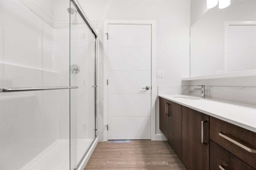 422-255 Les Jardins Park Se, Calgary, AB - Indoor Photo Showing Bathroom