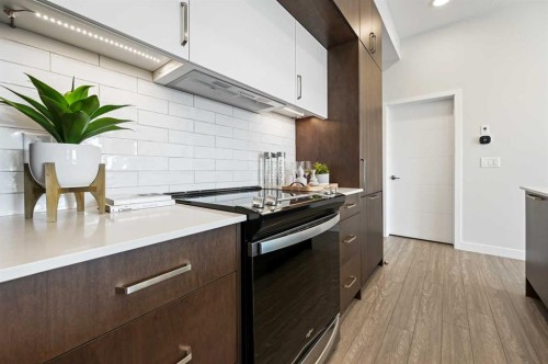 422-255 Les Jardins Park Se, Calgary, AB - Indoor Photo Showing Kitchen With Upgraded Kitchen
