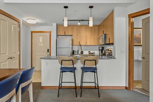 109-190 Kananaskis Way, Canmore, AB - Indoor Photo Showing Kitchen