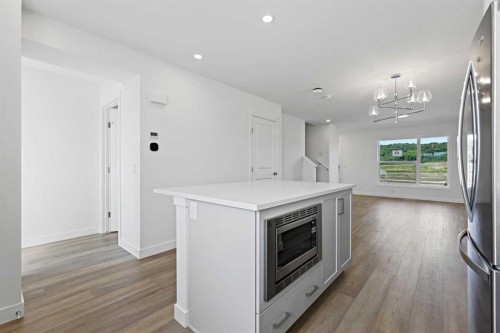 922 Wolf Willow Boulevard Se, Calgary, AB - Indoor Photo Showing Kitchen