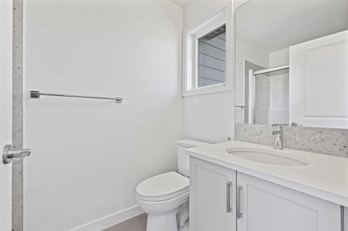 922 Wolf Willow Boulevard Se, Calgary, AB - Indoor Photo Showing Bathroom