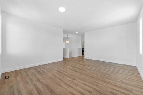 1059 Southwinds Green Sw, Airdrie, AB - Indoor Photo Showing Other Room