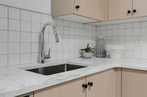 4-1524 29 Avenue Sw, Calgary, AB - Indoor Photo Showing Kitchen