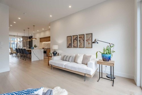 2510 17 Street Nw, Calgary, AB - Indoor Photo Showing Living Room