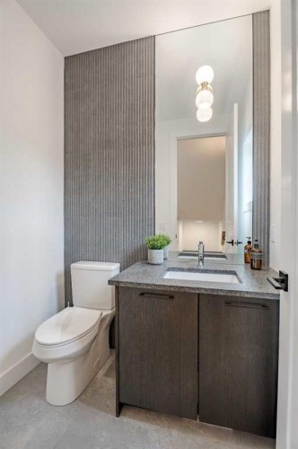 2510 17 Street Nw, Calgary, AB - Indoor Photo Showing Bathroom