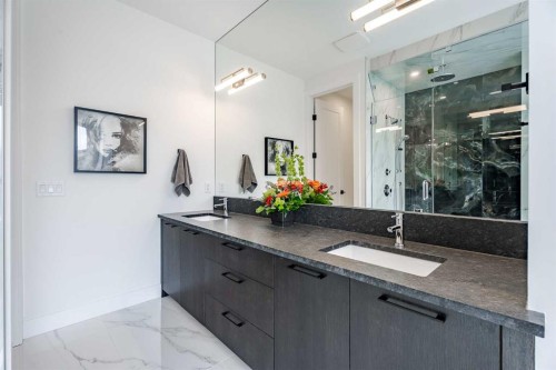 2510 17 Street Nw, Calgary, AB - Indoor Photo Showing Bathroom