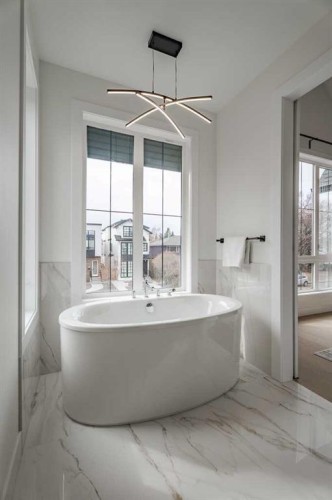 2510 17 Street Nw, Calgary, AB - Indoor Photo Showing Bathroom