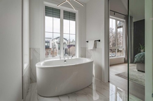 2510 17 Street Nw, Calgary, AB - Indoor Photo Showing Bathroom