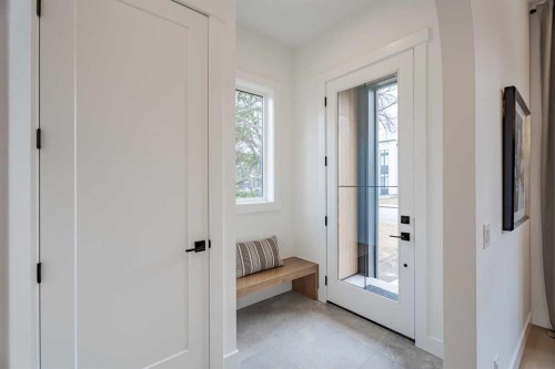 2510 17 Street Nw, Calgary, AB - Indoor Photo Showing Other Room