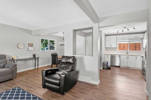 321 Haddon Road Sw, Calgary, AB - Indoor Photo Showing Living Room